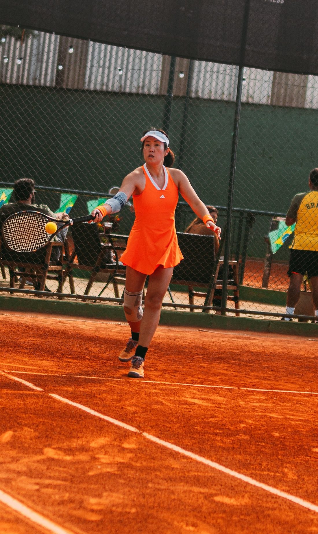 Aluna treinando na quadra de saibro