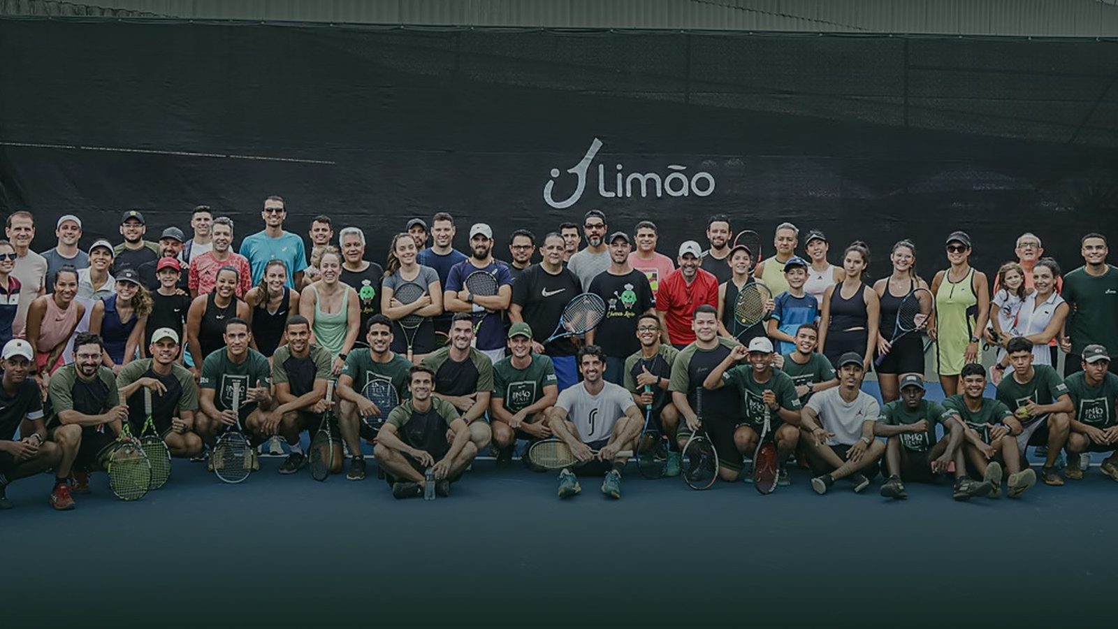 Comunidade da Liga Limão reunida na quadra
