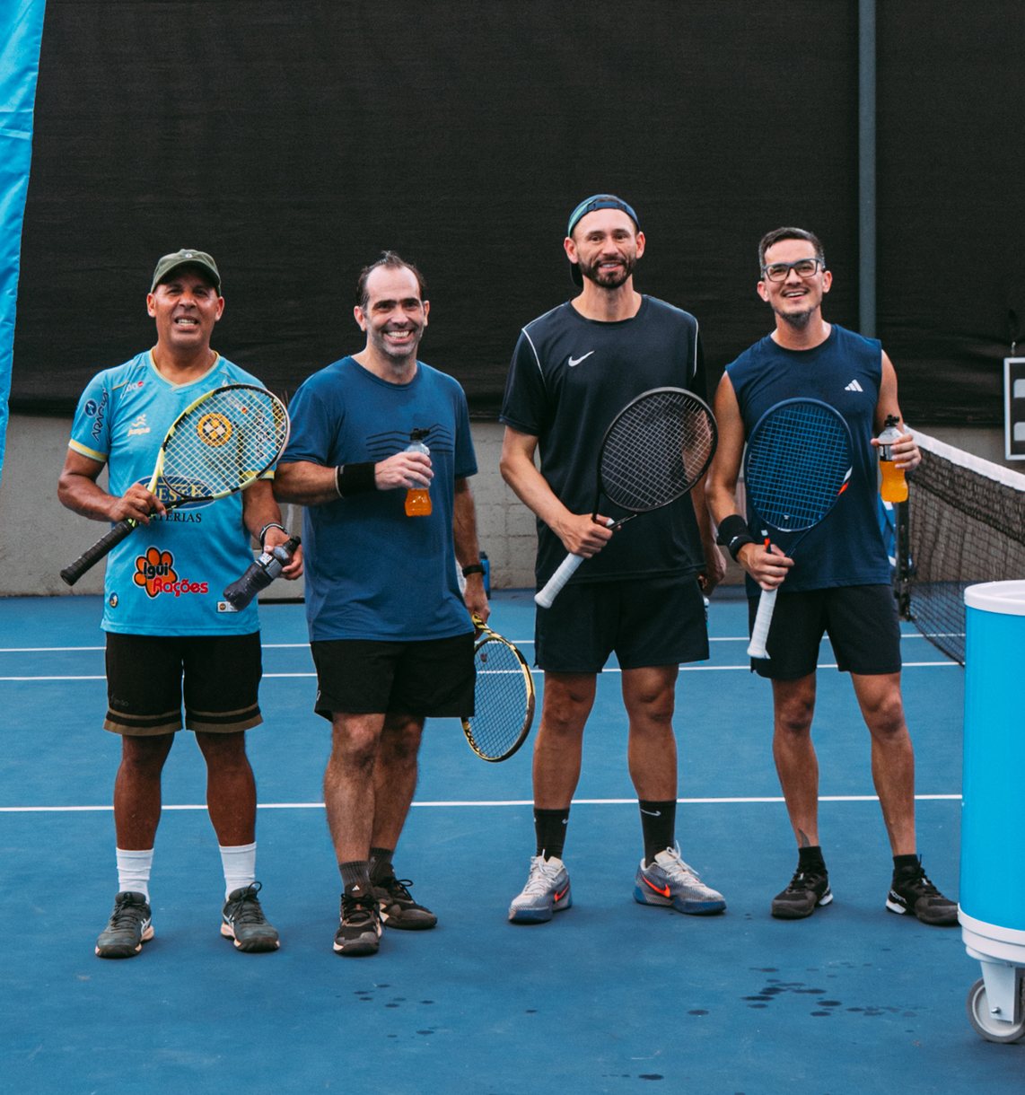Quatro jogadores do Limão Tennis Club na quadra, de raquete na mão